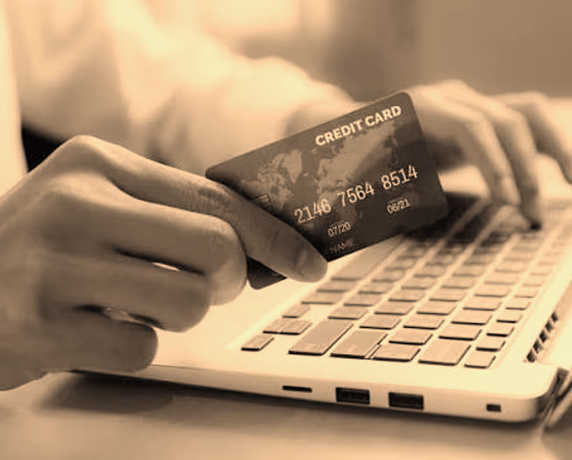 Consultant Altoren analizează un caz de fraudă online